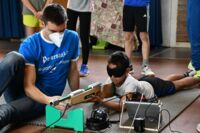 Schüler lernt blind mit einem Lasergewehr zu schießen
