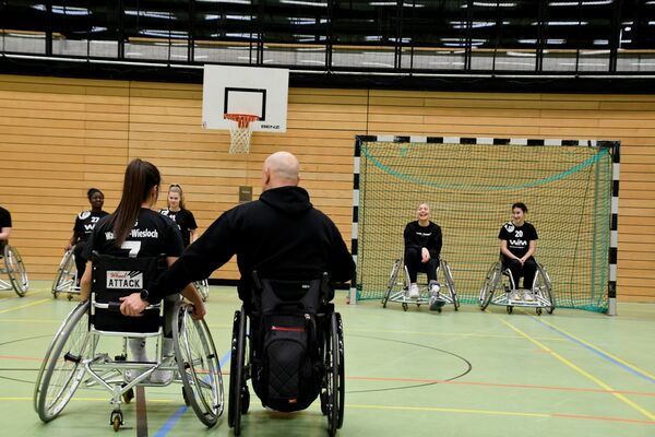 Spielerin der SG Walldorf Astoria gemeinsam mit Rollstuhlbasketball-Referent Marco Hopp