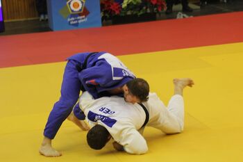 Judo - Zwei Sportler kämpfen gegeneinander