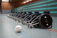 Rollstuhlrugbystühle in einer Reihe in der Sporthalle