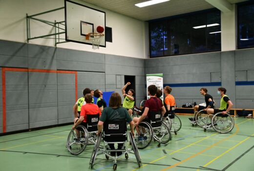 Spieler vom Karlsruher Rheinclub spielen gegeneinander Rollstuhlbasketball