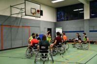 Spieler vom Karlsruher Rheinclub spielen gegeneinander Rollstuhlbasketball