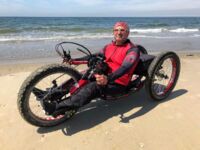Roland Blanke mit Handbike am Strand