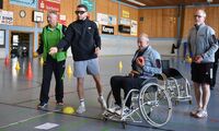 Sportabzeichen-Prüfer lernen die unterschiedlichen Disziplinen für Menschen mit Behinderung kennen