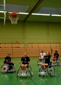Rollstuhlbasketball-Spielerinnen beim Korbwurf