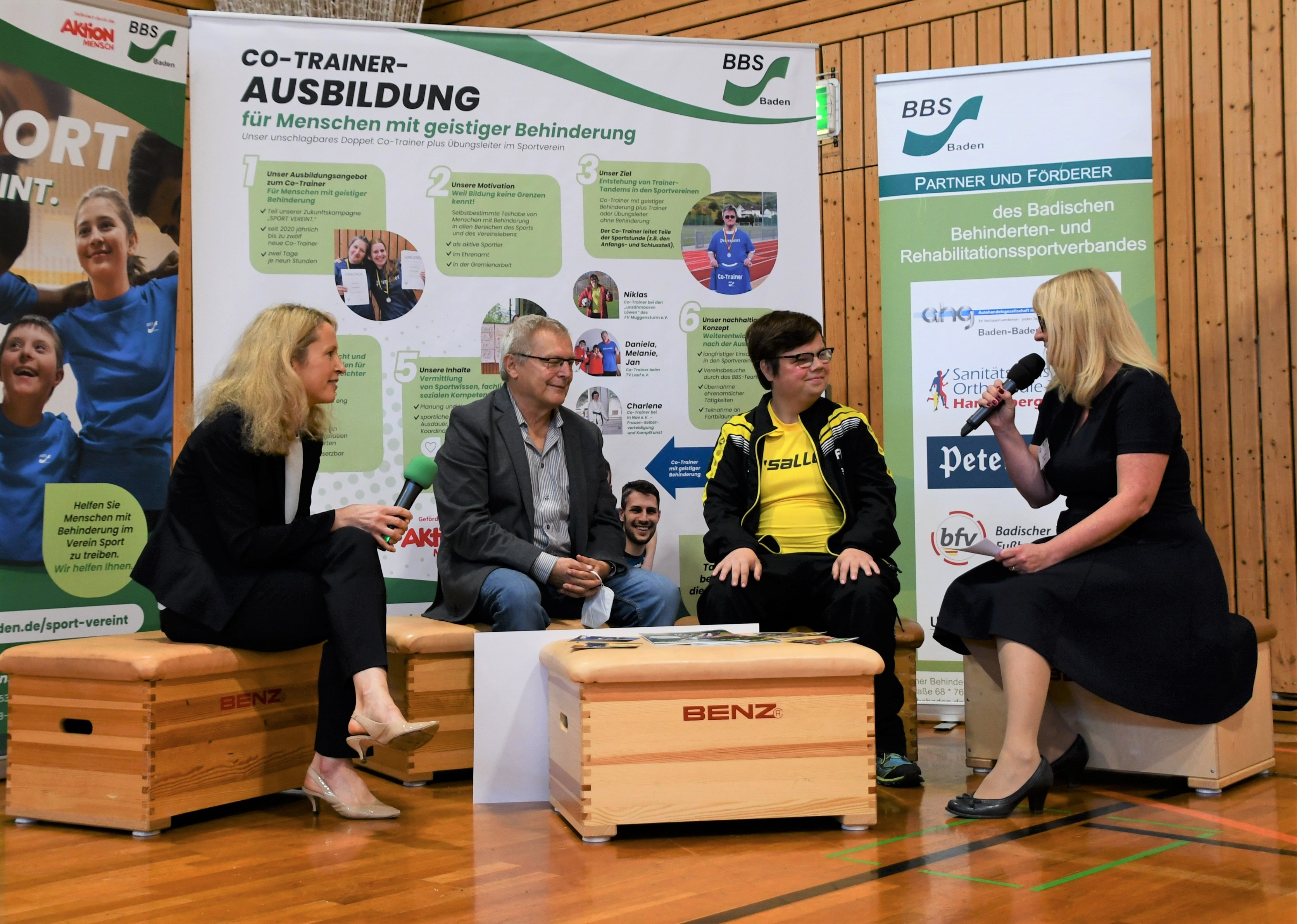 Das Trainer-Tandem des Jahres Niklas Bandleon und Rolf Jägel im Interview mit BBS-Präsidentin Prof. Dr. Anja Hirschmüller (links)und Inklusionsmanagerin Kim Früh (rechts).